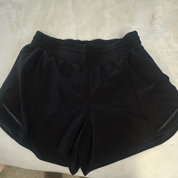 Women's Black lululemon hotty hot 4 inch high rise size 8 - Picture 1 of 2